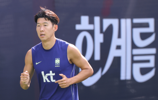 2026 북중미 월드컵 A조 조별리그 3차전에서 남아공에 패해 32강 합류를 위해 다른 조의 결과를 기다리고 있는 한국 축구국가대표팀이 25일(현지시간) 팀 베이스캠프인 멕시코 과달라하라로 돌아와 사포판 치바스 바예 베르데에서 회복훈련을 했다. 주장 손흥민이 러닝으로 몸을 풀고 있다. 연합뉴스