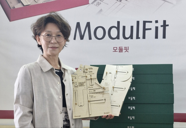김수정 씨가 자신이 개발한 맞춤형 패턴메이킹 