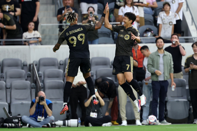 미국 메이저리그사커(MLS) LAFC의 손흥민(7번)이 26일(한국시간) 미국 캘리포니아주 로스앤젤레스 BMO 스타디움에서 열린 스포팅 캔자스시티와의 경기 전반전에서 득점 후 공격수 데니스 부앙가(99)와 함께 기뻐하고 있다. 이매진이미지스 연합뉴스