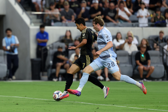 미국 메이저리그사커(MLS) LAFC의 손흥민(7번)이26일(한국시간) 미국 캘리포니아주 로스앤젤레스 BMO 스타디움에서 열린 스포팅 캔자스시티와의 경기 전반전에서 캔자스시티 수비수 와이어트 마이어(28번)를 제치고 슛을 시도하고 있다. 이매진이미지스연합뉴스