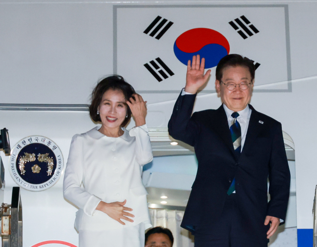 미국 샌프란시스코 방문을 마친 이재명 대통령과 김혜경 여사가 25일(현지시간) 샌프란시스코 국제공항 공군 1호기에서 환송객에게 인사하고 있다. 연합뉴스