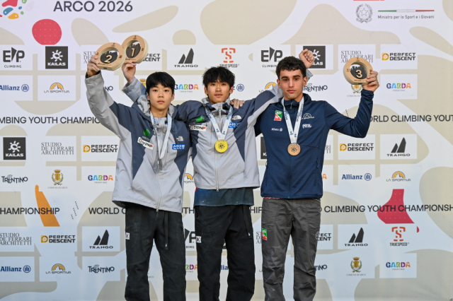 2026 아르코 월드클라이밍 유스 챔피언십 볼더링 1,2위에 오른 박범진(가운데)과 정찬진. 대한산악연맹 제공