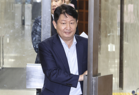 권영진, 정치 생명 위기…'멱살잡이' 논란에 탈당론까지 
