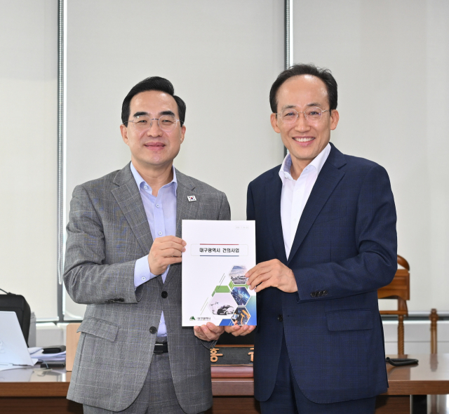 추경호 대구시장(오른쪽)이 지난 24일 박홍근 기획예산처 장관을 만나 지역 현안이 담긴 책자를 전달하고 있다. 대구시 제공