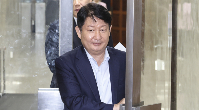 권영진, 정치 생명 위기…'멱살잡이' 논란에 탈당론까지 