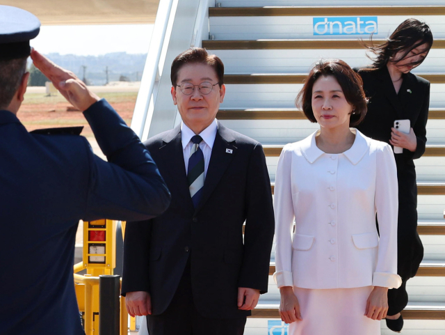 브라질을 국빈 방문한 이재명 대통령과 김혜경 여사가 26일(현지시간) 브라질리아 공군기지에 도착한 공군 1호기에서 내려 경례를 받고 있다. 연합뉴스