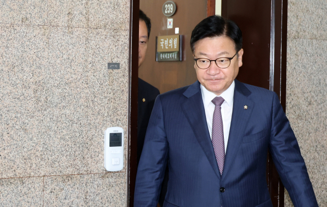 멱살잡힌 정점식 