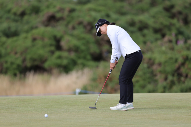 신지은이 지난 24일(현지시간) 영국 스코틀랜드 노스 에어셔 던도널드 링크스에서 열린 LPGA투어 ISPS HANDA 여자 스코티시 오픈 2일차 경기에서 퍼팅을 하고 있다. AP연합뉴스