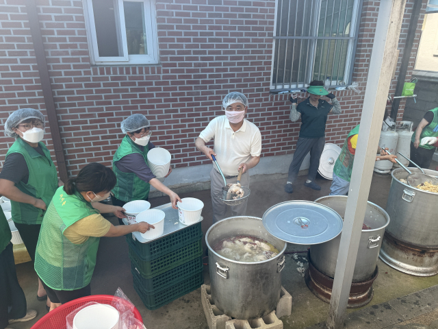 휴천1동 새마을단체 회원들이 준비한 삼계탕을 경로당 어르신들께 전달하고 있다. 영주시 제공