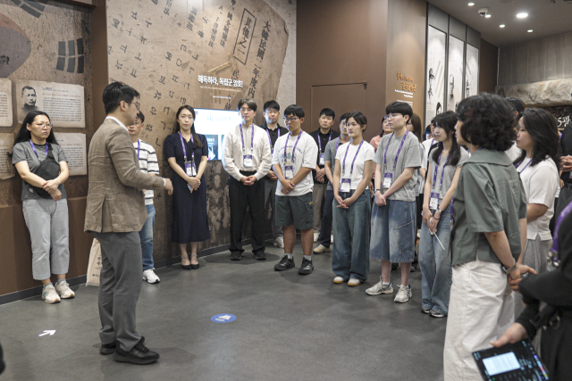 지난 26일 국립서울현충원을 방문한 경북교육청 사제동행 국외 독립운동길 순례단이 당시 독립운동사에 대해 이야기를 듣고 있다. 경북교육청 제공