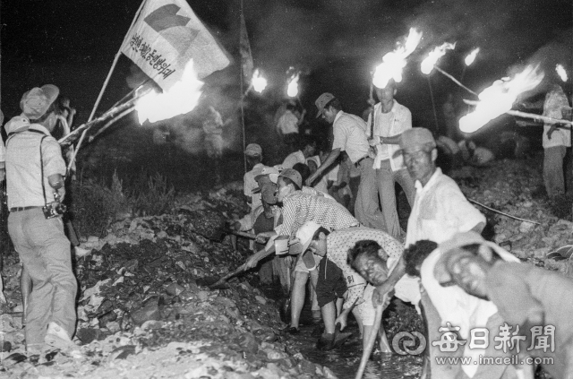 1977년 8월 1일 극심한 가뭄으로 경산군(시) 남천면 대명2리 남천에서 횃불을 들고 논에 물을 댈 지하수를 찾는 민방위대원들. © 매일신문