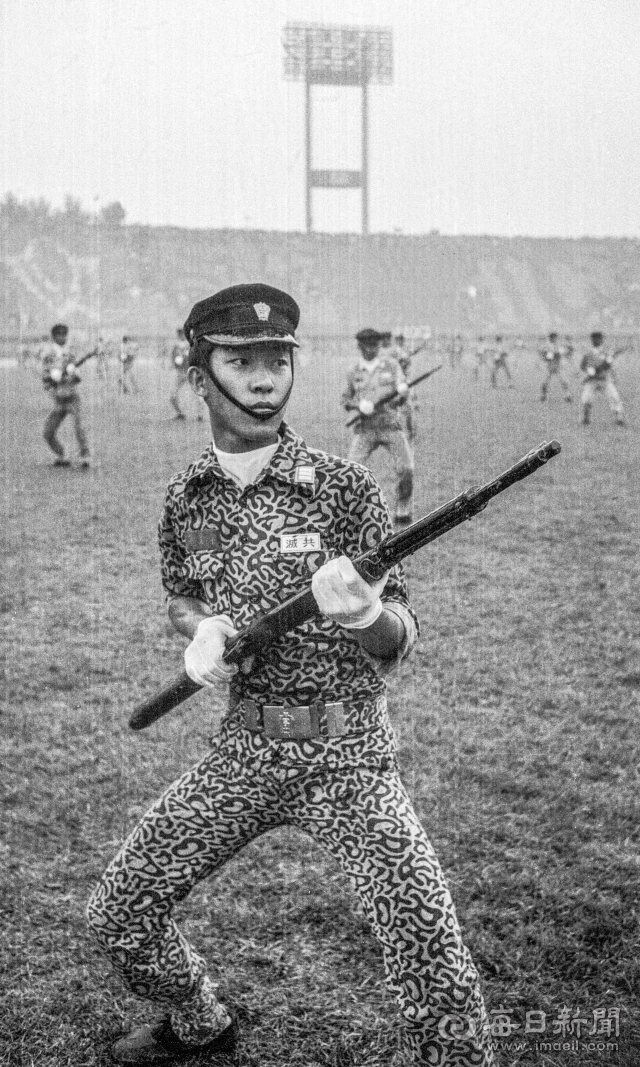 고교에 군사교육 훈련 과목인 교련이 부활된 가운데 1970년대 초 대구시민운동장에서 열린 대구 고등학교 교련 경연대회. © 매일신문