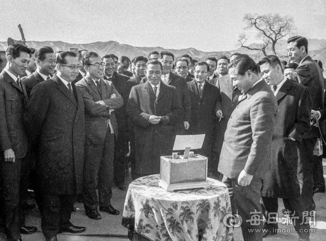 1965년 2월 12일 금릉군(김천시) 조마면 식량증산을 위한 경지정리 현장에 시찰 나온 박정희 대통령과 지방장관(도지사)에게 경지정리 전후 벼 뿌리 생육 상태를 설명하는 김인 경북도지사. © 매일신문