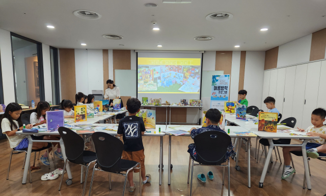 공공도서은 여름방학을 맞아 독서·인공지능(AI)·디지털 문해력·문화예술 체험을 아우르는 특별 프로그램과 독서문화 행사를 운영한다. 대구시교육청 제공