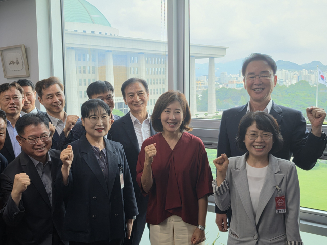 국회를 방문한 황병직 영주시장과 관계공무원들이 나경원국회의원과 파이팅을 외치고 있다. 영주시 제공