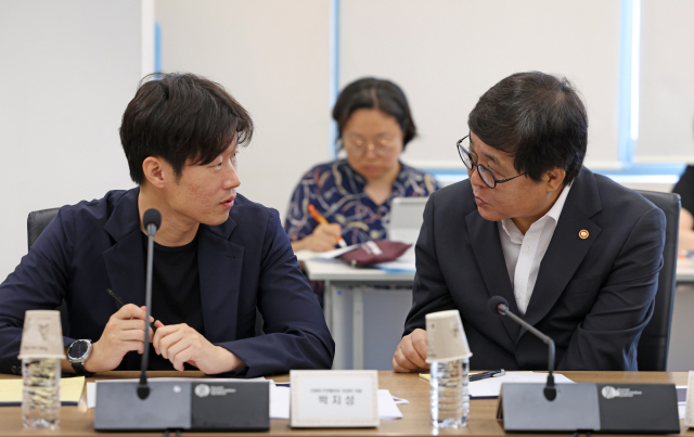 최휘영 문화체육관광부 장관이 27일 서울 국립현대미술관 서울관에서 열린 K-축구 혁신위원회 4차 회의 도중 박지성 K-축구 혁신위원회 공동위원장과 대화를 나누고 있다. 연합뉴스