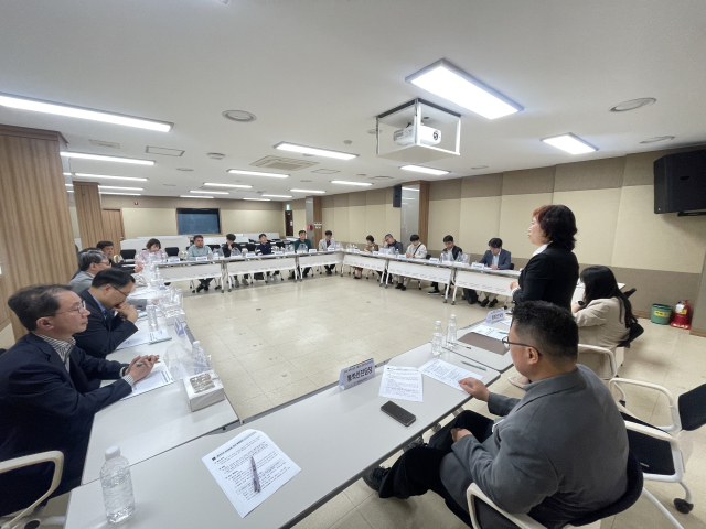 경남도 교육청 양미 안전총괄과장이 회의에 앞서 모두 발언을 하고 있다.