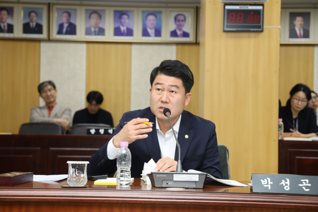 박성곤 군의원이 청도공영사업공사에 대해 질문하고 있다. 청도군의회 제공