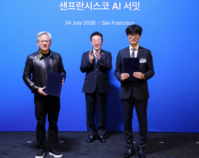 이해진 네이버 이사회 의장과 젠슨 황 엔비디아 최고경영자가 24일(현지시간) 이재명 대통령이 임석한 가운데 미국 샌프란시스코 더 미드웨이에서 열린 AI 서밋에서 글로벌 AI 팩토리 구축을 위해 지분 투자 유치에 관한 전략적 투자협약을 체결한 뒤 기념촬영을 하고 있다. 연합뉴스