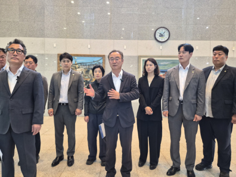 포항시의회 시의원 간 폭행 진실 공방…허리 가격이냐 단순 인사냐