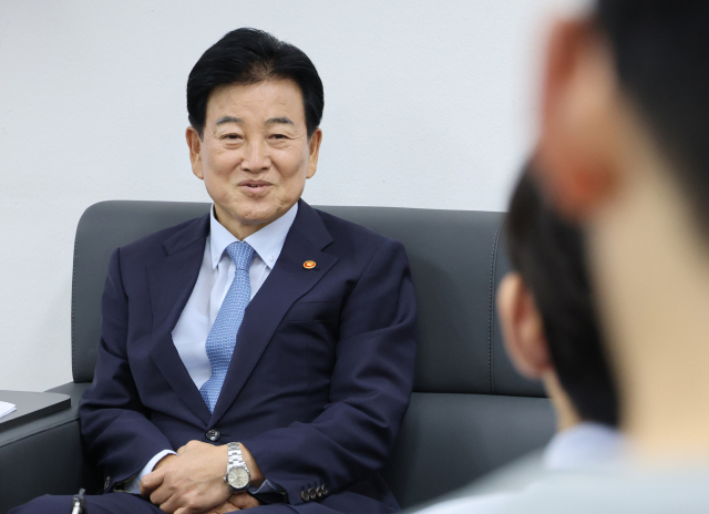 정동영 통일부 장관이 23일 서울 종로구 정부서울청사 통일부 기자실에서 취임 1년 기자 간담회를 하고 있다. 연합뉴스