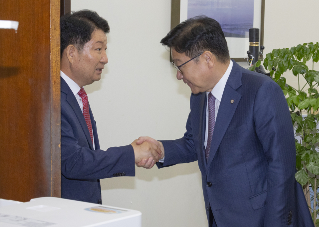 22대 하반기 국회 상임위원회 배정 기준에 불만을 제기하는 과정에서 국민의힘 정점식 원내대표(오른쪽)의 멱살을 잡았던 권영진 의원이 27일 국회 내 원내대표실을 방문해 사과한 뒤 배웅하는 정 원내대표와 악수하고 있다. 연합뉴스