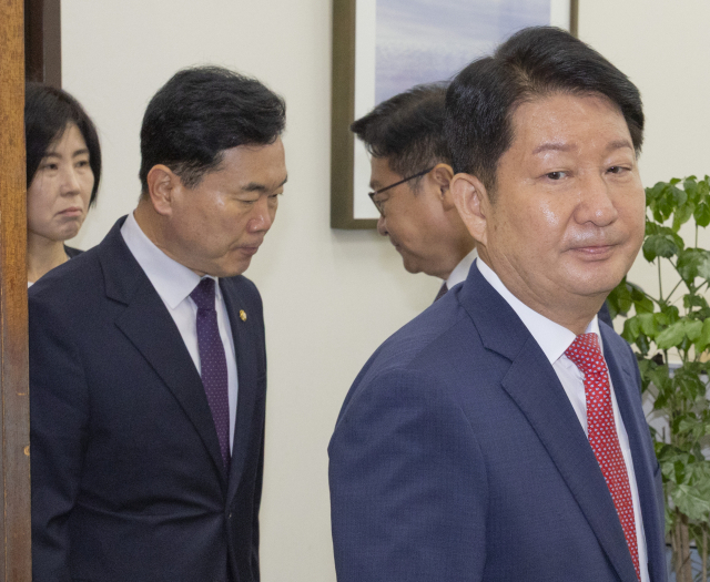 22대 하반기 국회 상임위원회 배정 기준에 불만을 제기하는 과정에서 국민의힘 정점식 원내대표의 멱살을 잡았던 권영진 의원이 27일 국회 내 원내대표실을 방문해 사과한 뒤 사무실을 빠져 나오고 있다. 권 의원 뒤에 배웅을 마친 정 원내대표가 사무실로 다시 들어가고 있다. 연합뉴스