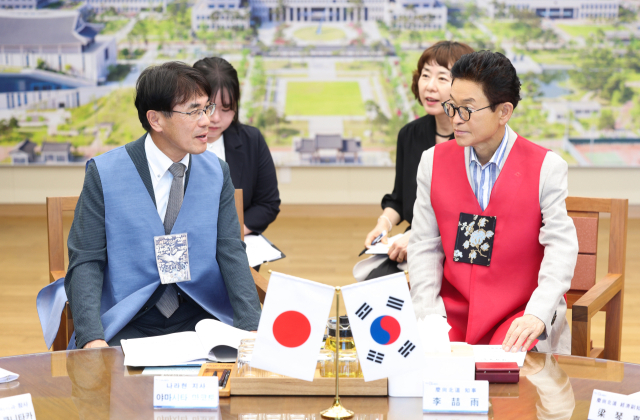 이철우 경북도지사는 27일 도청에서 야마시타 마코토 일본 나라현 지사를 만나 양 지역 간 우호 교류 협력 확대 방안을 논의했다. 경북도 제공.