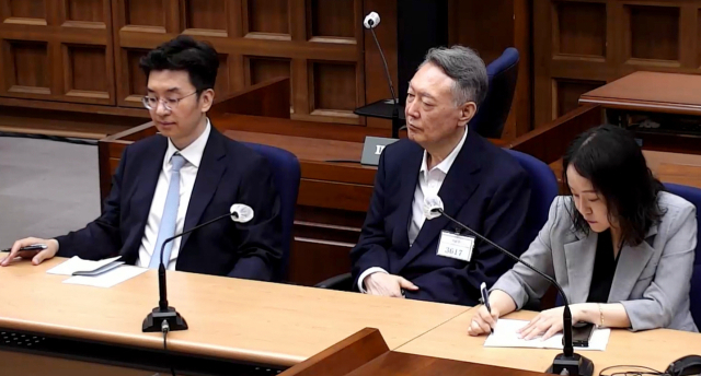 윤석열 전 대통령이 27일 서울 서초구 서울중앙지방법원에서 열린 공직선거법 위반 혐의 사건 1심 선고 공판에 출석해 선고 주문을 듣고 있다. 서울중앙지법 형사합의21부는 이날 윤 전 대통령에게 징역 1년 6개월에 집행유예 3년을 선고했다. 윤 전 대통령은 대선 후보 시절인 2021년 12월 14일 관훈클럽 초청 토론회에서 