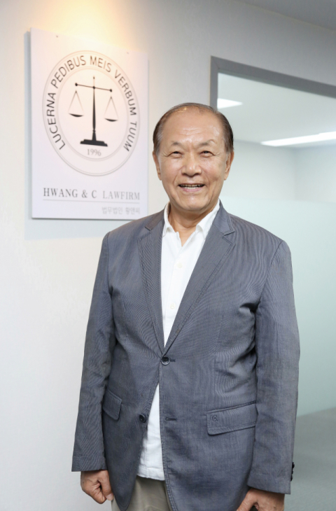 황우여 전 새누리당 대표가 27일 자신이 대표변호사로 있는 서울 서초구 소재 한 법무법인 사무실에서 포즈를 취하고 있다. 이무성 객원기자