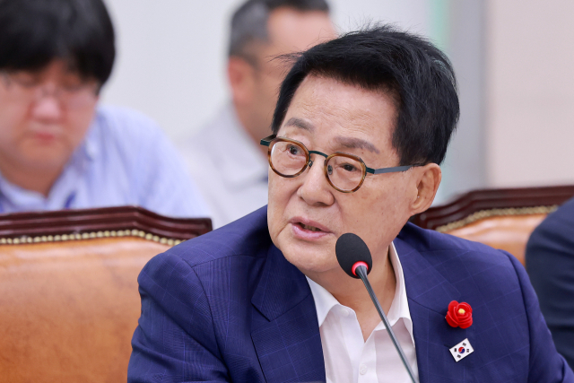 15일 국회에서 열린 법제사법위원회 전체회의에서 더불어민주당 박지원 의원이 질의하고 있다. 연합뉴스