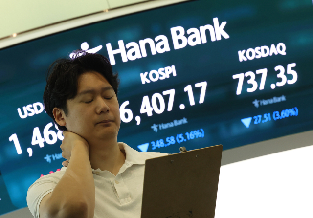 코스피가 28일 미국 반도체주의 급락 등의 여파에 장 초반 5% 넘게 하락하며 매도 사이드카가 발동됐다. 이날 서울 중구 하나은행 본점 딜링룸 전광판에 원/달러 환율, 코스피, 코스닥이 표시돼 있다. 연합뉴스