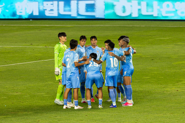 프로축구 K리그2 대구FC 선수들이 지난 25일 수원FC와의 경기 후반전 들어가기 전에 모여 전의를 다지고 있다. 이화섭 기자