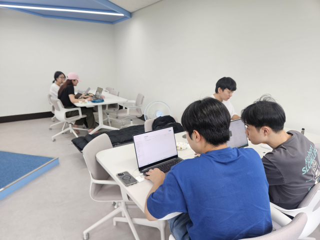 여름방학 기간에도 학교에 나와 각자 창업 준비를 위한 작업에 한창인 영남대학교 창업동아리 학생들. 윤정훈 기자