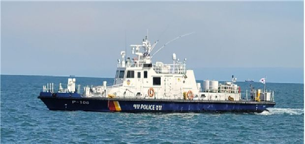 부산항 오륙도 인근 해상에서 실시되는 선박사고 긴급구조 비상대응 합동훈련에 투입될 부산해양경찰서 경비함정. [사진=해수부]