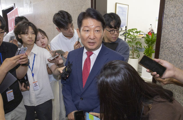 22대 하반기 국회 상임위원회 배정 기준에 불만을 제기하는 과정에서 국민의힘 정점식 원내대표의 멱살을 잡았던 권영진 의원이 27일 국회 내 원내대표실을 방문해 사과한 뒤 취재진과 인터뷰 하고 있다. 연합뉴스