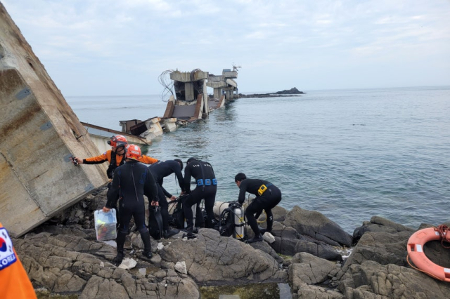 28일 오후 경북 포항시 남구 구룡포읍 장길리 해상인도교 보릿돌교의 교각과 상판 일부가 붕괴해 소방 관계자가 현장을 수습하고 있다./경북소방본부
