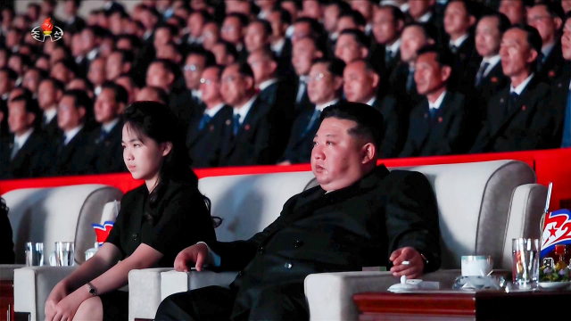 김정은 북한 국무위원장이 지난 27일 평양에서 열린 조국해방전쟁승리 73주년 기념공연을 관람하며 눈물을 흘리고 있다. 연합뉴스
