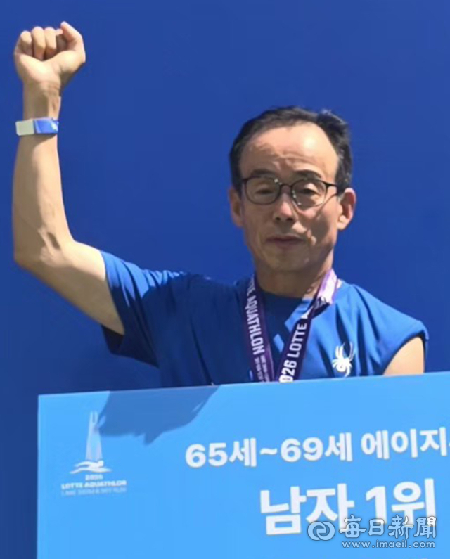 소방관 출신 67세 조기현 씨…서울 석촌호수 헤엄쳐 123층 계단 올라  