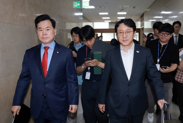 더불어민주당 천준호 원내운영수석부대표와 국민의힘 김승수 원내운영수석부대표가 28일 국회에서 운영위원회 일정, 6·3 지방선거 투표용지 부족 사태에 따른 특검법 등을 논의하기 위해 회동한 뒤 운영위원장실에서 나오고 있다. 연합뉴스