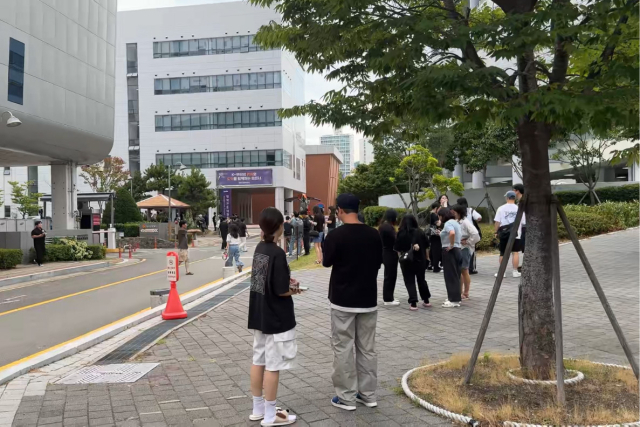 28일 오후 부산 해운대 인근에서 일본 규슈 구마모토현에서 발생한 지진의 여파로 흔들림이 감지되자 시민들이 건물 밖으로 대피해 있다. 연합뉴스