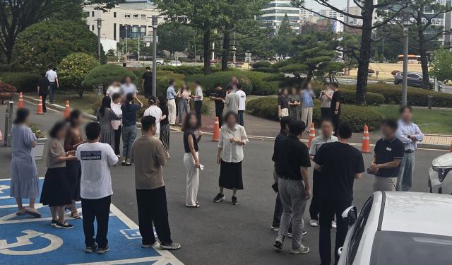 28일 오후 일본 규슈에서 규모 7.1의 강진이 발생하자 경남 창원시 성산구 창원시청에서 지진 흔들림을 느낀 사람들이 청사 바깥으로 대피했다. 연합뉴스