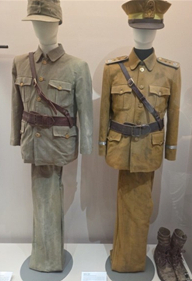 전쟁기념관에 전시된 광복군 국방색(올리브색) 사병복(왼쪽)과 황토색 장교복. 전쟁기념관