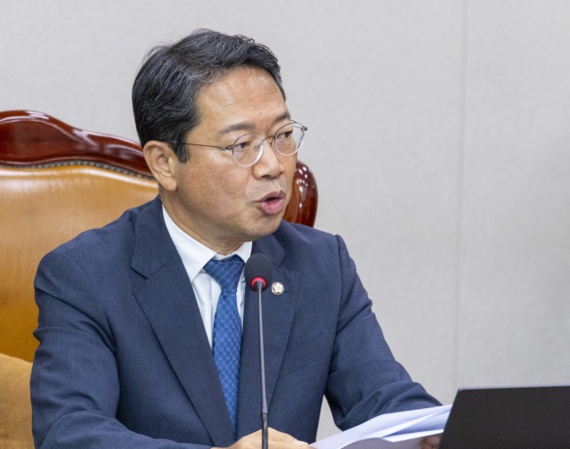 국회 법제사법위원회 법안심사 제1소위원회 위원장인 더불어민주당 김승원 의원이 28일 국회 법안심사 소위 개회를 선포한 뒤 안건 순서 변경을 설명하고 있다. 연합뉴스