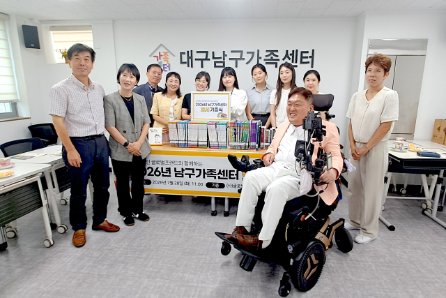 지난 28일 최창현 기네스전시관대표는 글로벌프랜드 평화상 상금으로 대구 남구 가족지원센터에 동화책 100권을 기증했다고 밝혔다. 글로벌프랜드 제공