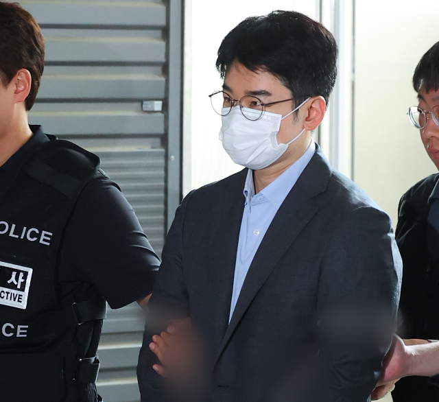 피습 자작극 협의를 받는 정이한 전 개혁신당 부산시장 후보가 16일 부산 동래경찰서에서 검찰로 송치되고 있다. 연합뉴스