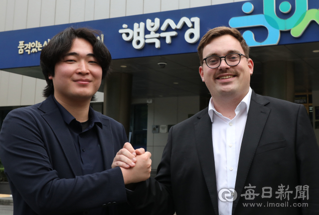 대구 수성구청에서 근무 중인 독일 카를스루에시 도미닉 슈텡엘(25·오른쪽) 씨와 일본 이즈미사노시 하세가와 마사히로(29) 씨가 퇴근길에 손을 맞잡고 있다. 두 외국 공무원은 각각 4~6개월간 한국의 지방행정을 직접 경험하며 인적 네트워크를 쌓고 있다. 정운철 기자 woon@imaeil.com