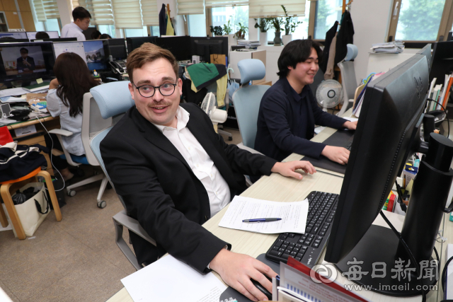 독일 카를스루에시 도미닉 슈텡엘(25·왼쪽) 씨와 일본 이즈미사노시 하세가와 마사히로(29) 씨가 업무를 처리하고 있다. 이들은 시·도지사 협의회 주관 외국공무원 초청 연수 프로그램으로 지난 4월부터 수성구청에 파견됐다. 정운철 기자 woon@imaeil.com