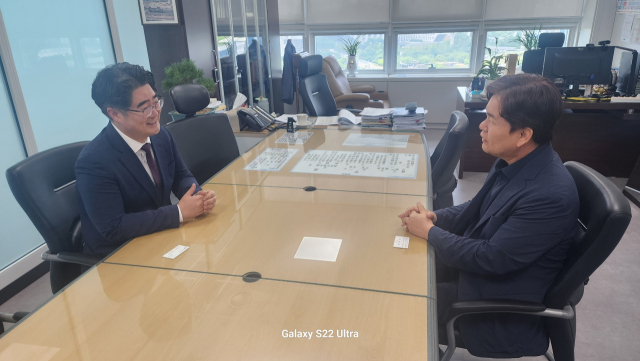 안재민 상주 시장이 지난 28일 정부세종청사를 찾아 기획재정부와 행정안전부, 국토교통부 관계자들을 잇달아 만나 지역 핵심 현안사업의 필요성과 당위성을 설명하고 있다. 상주시 제공.
