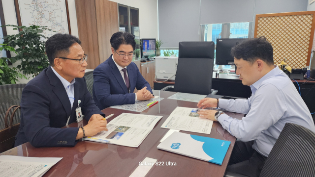 안재민 상주 시장이 지난 28일 정부세종청사를 찾아 기획재정부와 행정안전부, 국토교통부 관계자들을 잇달아 만나 지역 핵심 현안사업의 필요성과 당위성을 설명하고 있다. 상주시 제공.